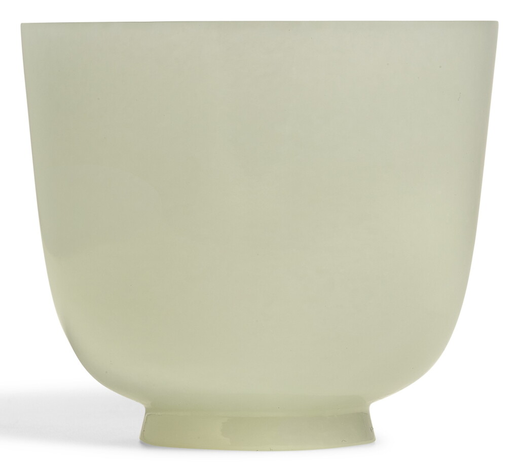 View full screen - View 1 of Lot 304. A WHITE JADE CUP QING DYNASTY, 18TH/19TH CENTURY | 清十八/十九世紀 白玉盃.
