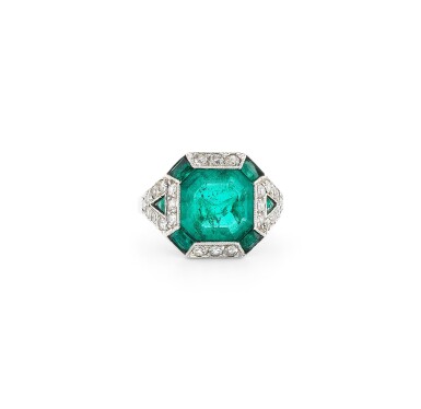 View full screen - View 1 of Lot 31. Bague émeraude et diamants | Emerald and diamond ring.