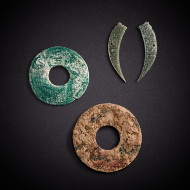 View full screen - View 1 of Lot 7878. A jade disc, a glass disc, and a pair of jade pendants, Eastern Zhou dynasty, Warring States period | 東周戰國 青玉穀紋璧、琉璃璧及青玉卷雲紋衝牙一對.