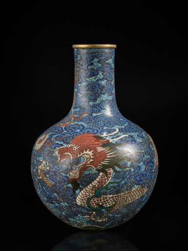 View full screen - View 1 of Lot 275. A magnificent and rare large cloisonné enamel 'dragon' vase (Tianqiuping), Qing dynasty, 18th century | 清十八世紀 銅胎掐絲琺瑯蒼龍教子紋天球瓶.