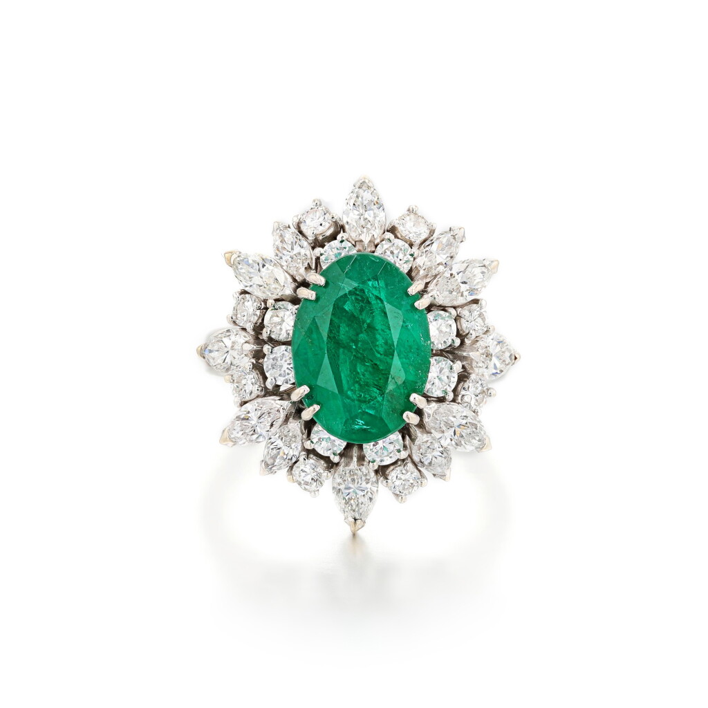 View full screen - View 1 of Lot 399. Bague émeraude et diamants | Emerald and diamond ring.