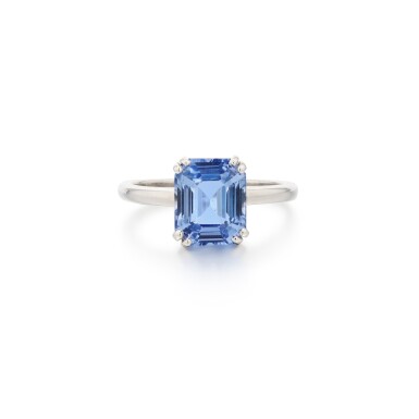 View full screen - View 1 of Lot 256. Bague saphir | Sapphire ring.