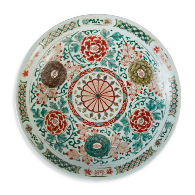 View full screen - View 1 of Lot 820. A WUCAI 'FLORAL' CHARGER, QING DYNASTY, 17TH CENTURY.