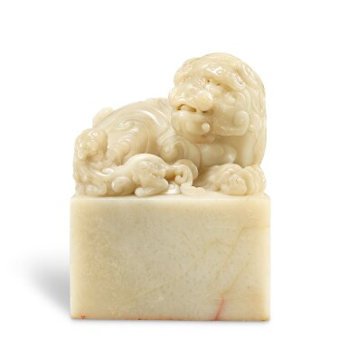 View full screen - View 1 of Lot 3801. A highly important and exceptional imperial soapstone 'Qianlong yulan zhi bao' seal Qing dynasty, the 'lion' finial, Kangxi - early Yongzheng period, the seal face, Qianlong period | 清康熙至雍正初年 / 乾隆 乾隆帝御寶太獅少獅鈕壽山石璽 印文:乾隆御覽之寶 .
