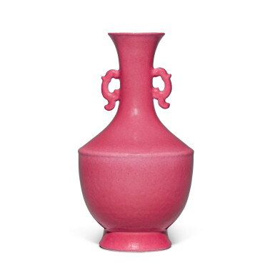 View full screen - View 1 of Lot 27. A puce-enameled handled vase, Late Qing dynasty / Republic period | 清末 / 民國 胭脂紅釉雙耳瓶.
