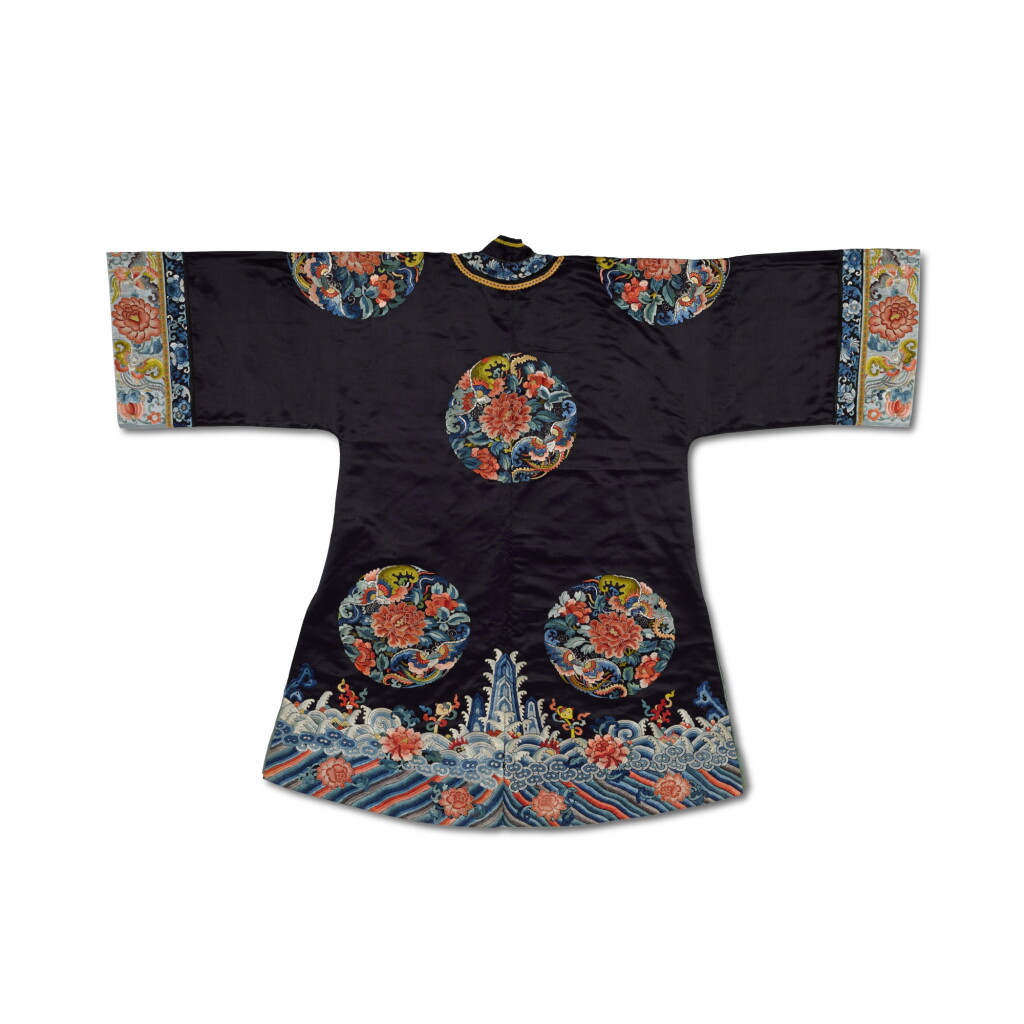 全萤幕检视 - 查看628A dark-blue-ground silk embroidered lady's robe, Late Qing dynasty | 清末 石青地緞修團花紋夾袍的1
