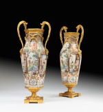 Paire de vases hexagonaux porcelaine d'export à décor dit "au mandarin", Chine, dynastie Qing et bronze doré de style Louis XVI, XIXe siècle