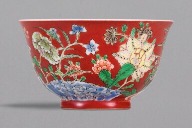 View full screen - View 1 of Lot 14. A FINELY PAINTED AND EXTREMELY RARE SMALL CORAL-GROUND ENAMELLED 'FLORAL' CUP, YONGZHENG YUZHI MARK AND PERIOD | 清雍正 珊瑚紅地粉彩九秋同慶圖小盌 《雍正御製》款.
