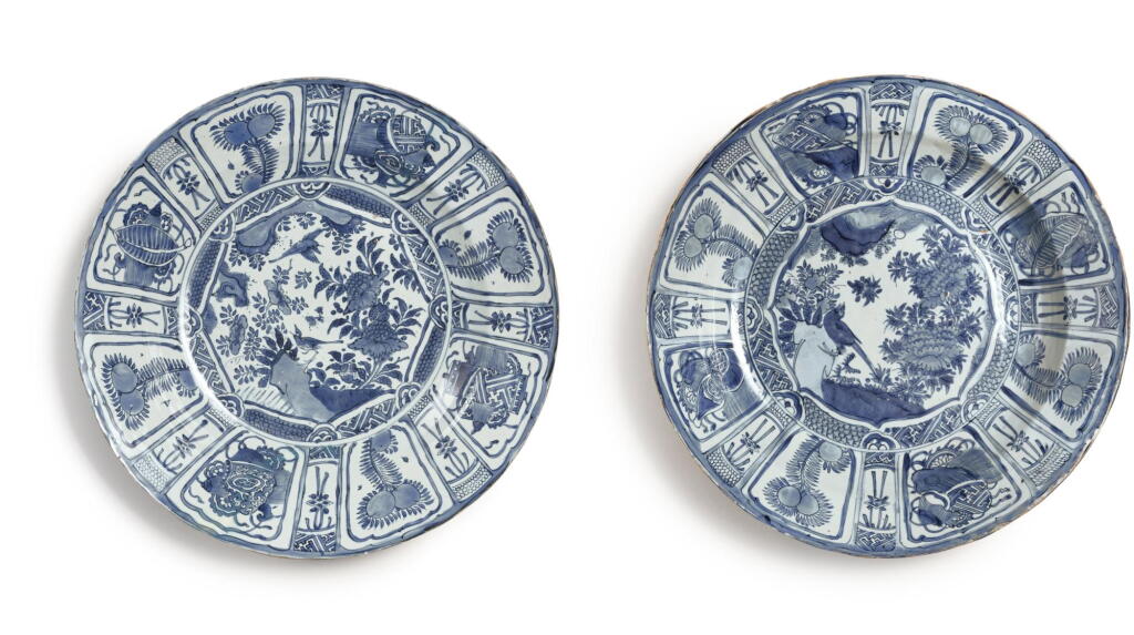 View full screen - View 1 of Lot 988. Two blue and white 'bird and flower' Kraak chargers, Ming dynasty, Wanli period | 明萬曆 克拉克瓷青花花鳥紋大盤一組兩件.