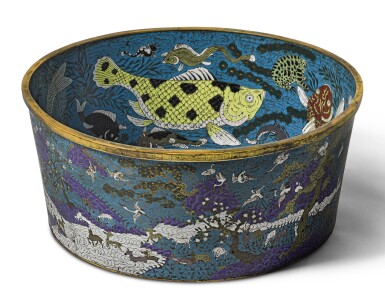 View full screen - View 1 of Lot 122. A RARE LARGE CLOISONNE ENAMEL 'FISH' BASIN QING DYNASTY, QIANLONG PERIOD | 清乾隆 掐絲琺瑯鹿鶴魚藻紋大缸.