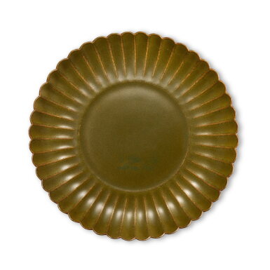 Voir en plein écran - Voir 1 du lot 483. A teadust-glazed 'chrysanthemum' dish, Qing dynasty, 18th - mid 19th century 清十八至十九世紀中葉 茶葉末釉菊瓣盤.
