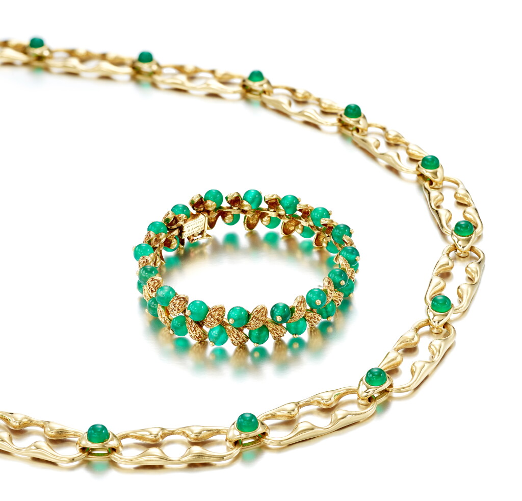 View full screen - View 1 of Lot 9160. GOLD AND CHRYSOPHRASE NECKLACE AND BRACELET, VAN CLEEF & ARPELS | K金 配 玉髓 項鏈及手鏈, 梵克雅寶(Van Cleef & Arpels).