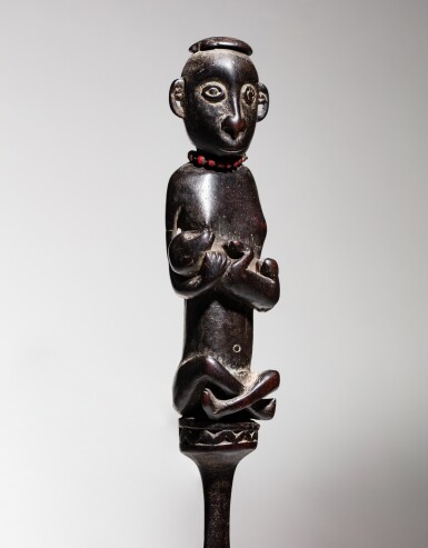 View full screen - View 1 of Lot 44. Spatule à chaux figurant une maternité, Îles Trobriand | Lime Spatula depicting a Maternity, Trobriand Islands.