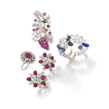 View full screen - View 1 of Lot 56. Sapphire and diamond brooch, ruby and diamond pair of earclips, ring and brooch (Spilla con zaffiri e diamanti, paio di orecchini, anello e spilla con rubini e diamanti).