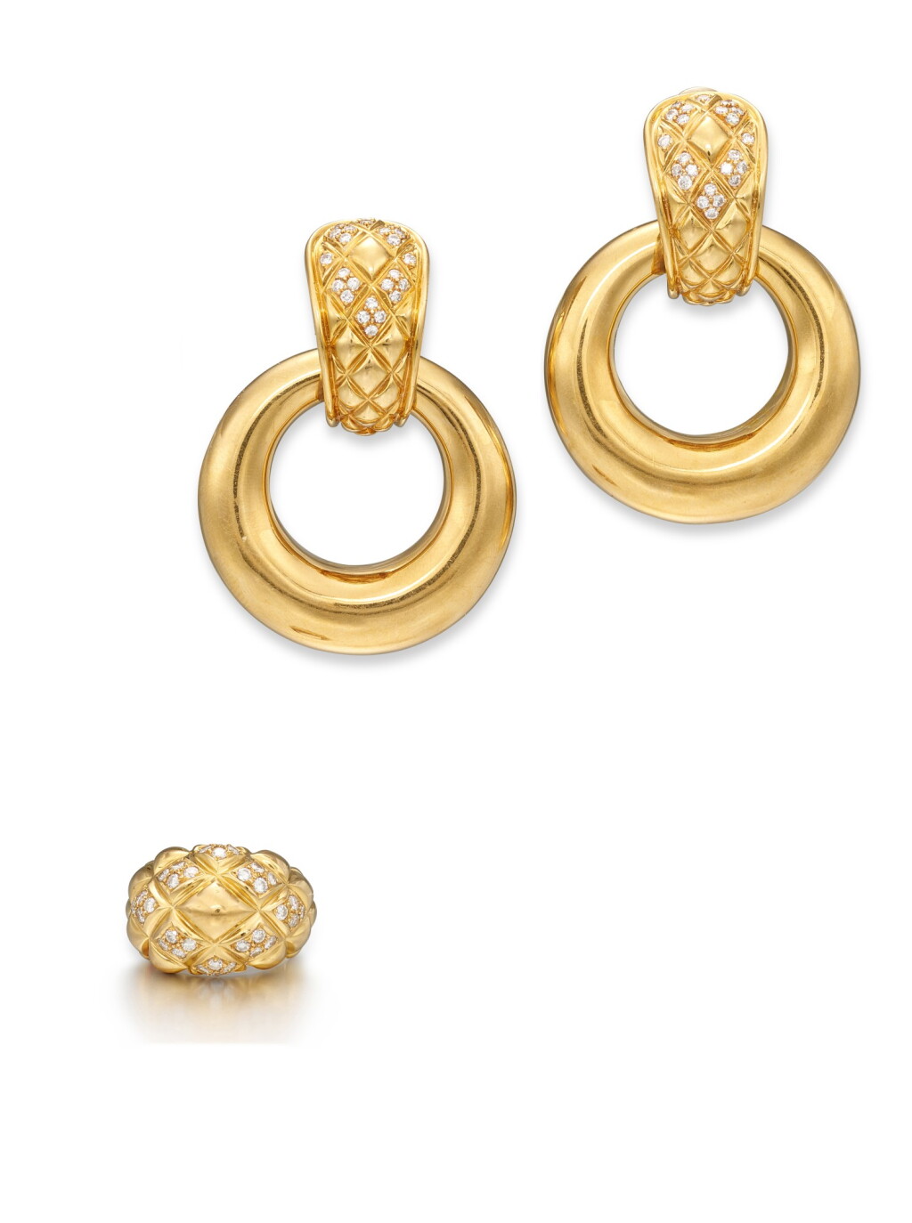 View full screen - View 1 of Lot 1060. CHAUMET | GOLD AND DIAMOND DEMI-PARURE | 尚美 18K金 配 鑽石 戒指及吊耳環套裝.