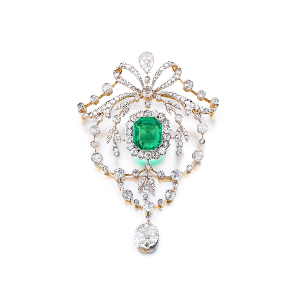 View full screen - View 1 of Lot 37. Broche émeraude et diamants | Emerald and diamond brooch.
