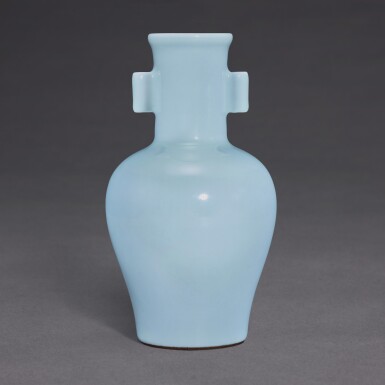 View full screen - View 1 of Lot 3512. An extremely fine and rare Ru-type handled vase, Seal mark and period of Qianlong | 清乾隆 仿汝釉貫耳瓶 《大清乾隆年製》款.