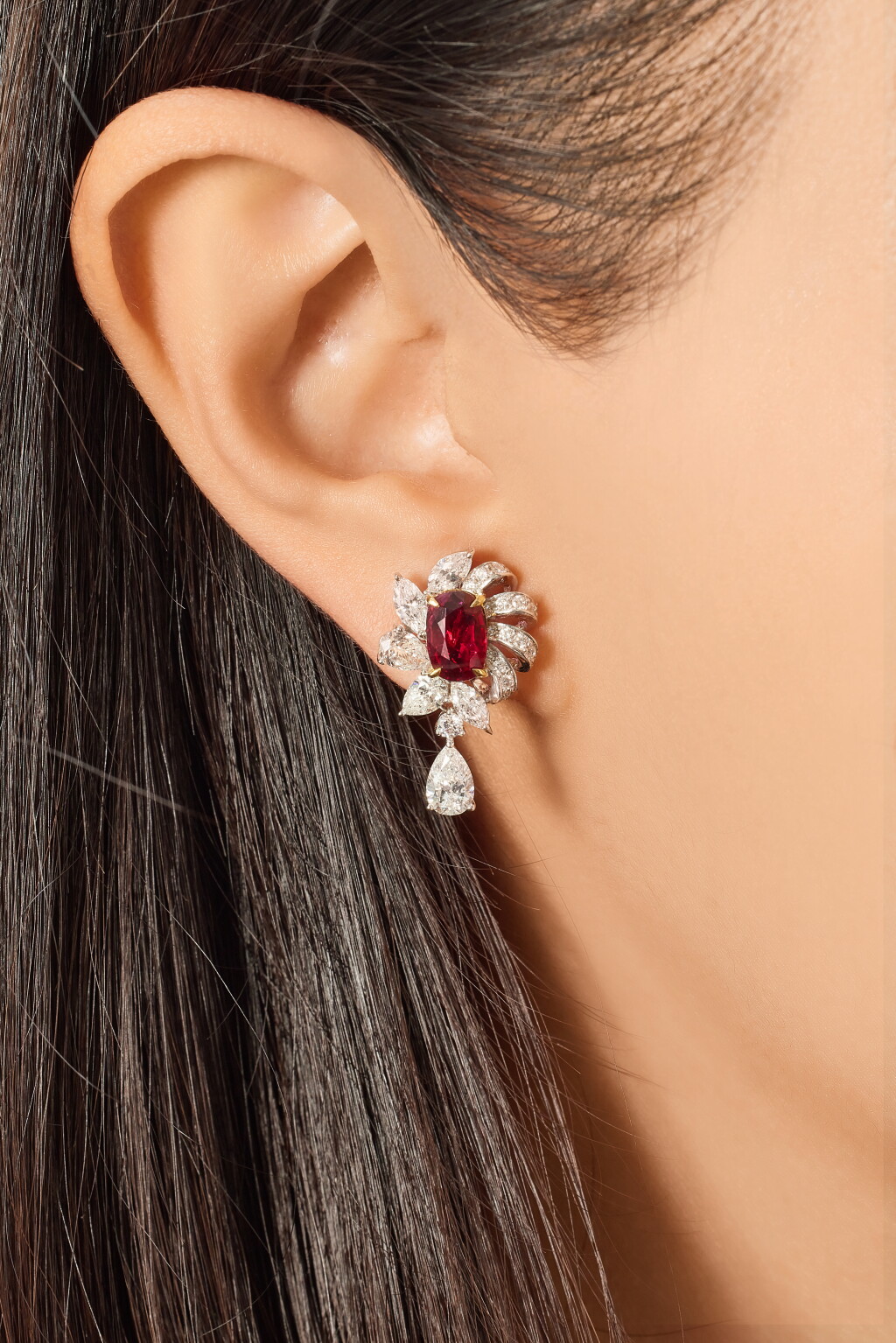 Voir en plein écran - Voir 1 du lot 2889. Pair of Ruby and Diamond Pendent Earrings | 1.24 及 1.17克拉 天然「緬甸」未經加熱紅寶石 配 鑽石 耳墜一對.