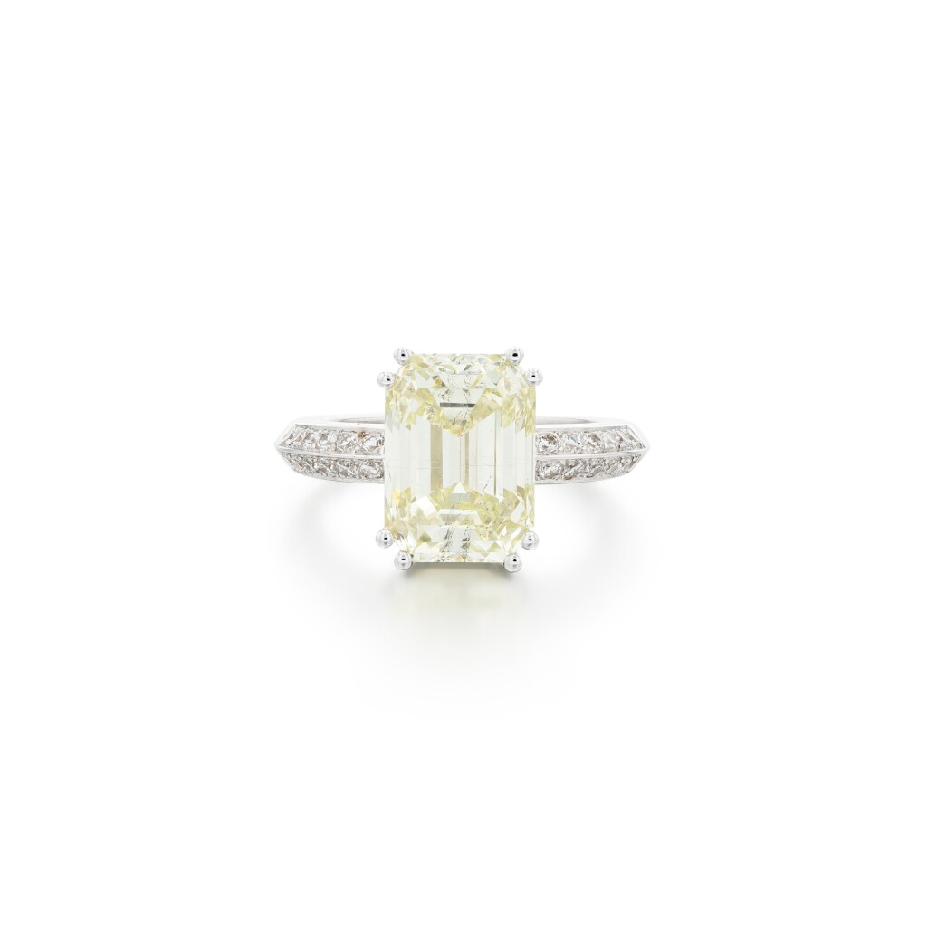 View full screen - View 1 of Lot 67. Bague diamant Fancy Light Yellow et diamants | Fancy Light Yellow diamond and diamond ring.
