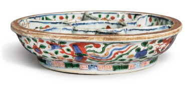 View full screen - View 1 of Lot 1005. A WUCAI ‘DRAGON AND PHOENIX’ SWEETMEAT BOX, WANLI MARK AND PERIOD.