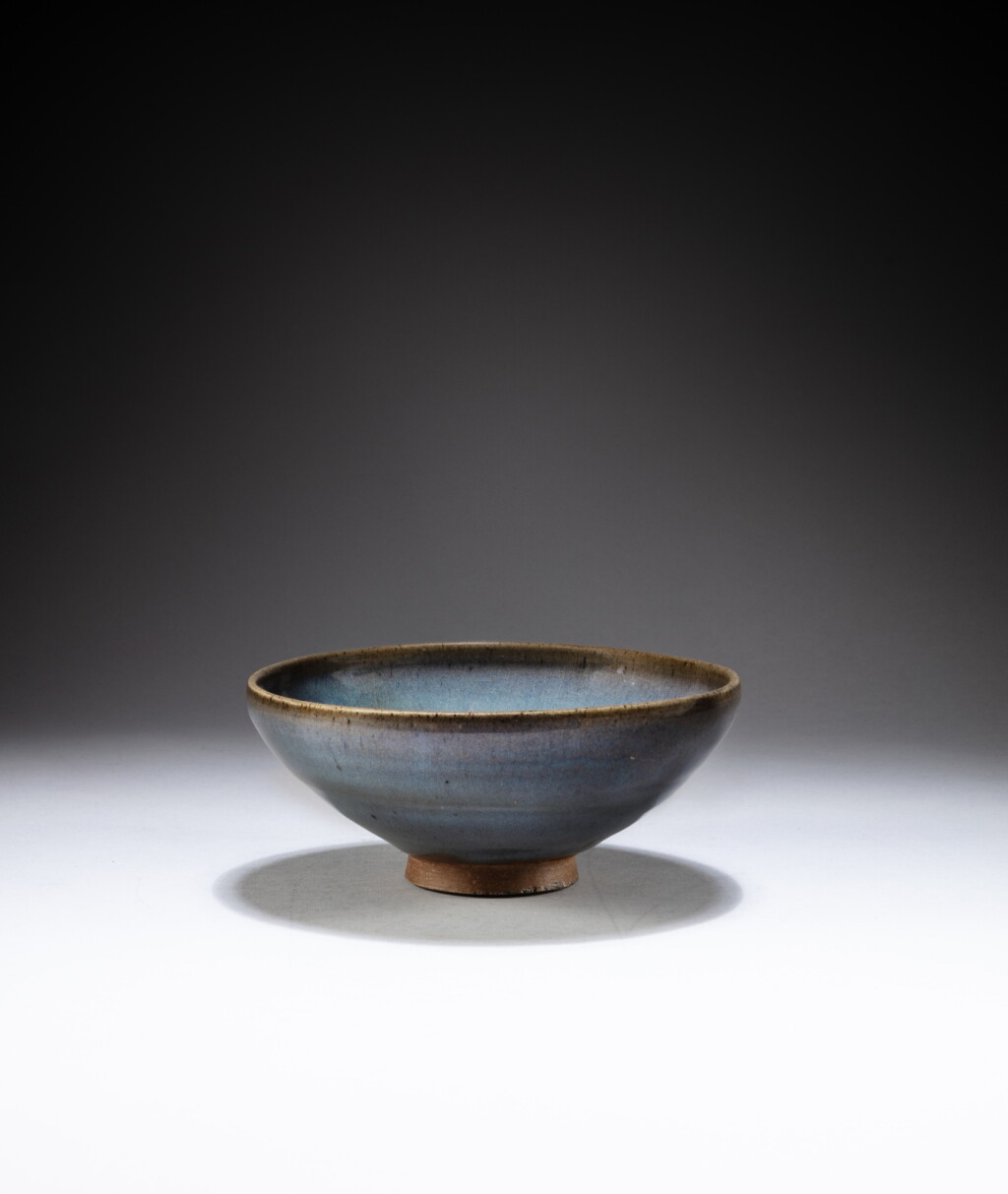 Voir en plein écran - Voir 1 du lot 32. A large 'Jun' blue-glazed bowl, Yuan dynasty | 元 鈞窰天藍釉大盌 .
