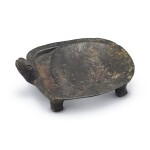 A BRONZE TURTLE-FORM INK STONE EASTERN HAN DYNASTY – SIX DYNASTIES | 東漢至六朝 銅龜硯