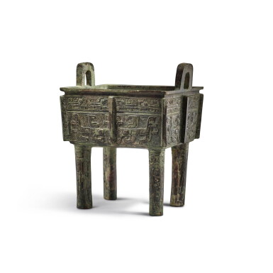 View full screen - View 1 of Lot 10. An archaic bronze food vessel (Fangding), Early Western Zhou dynasty | 西周初 青銅饕餮紋方鼎.
