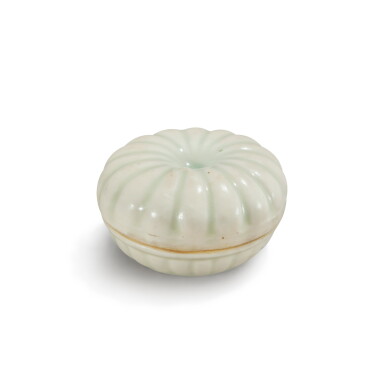 View full screen - View 1 of Lot 949. A small white-glazed 'chrysanthemum' box and cover, Korea, Goryeo dynasty, 13th / 14th century | 高麗王朝 十三 / 十四世紀 白釉菊花式蓋盒.