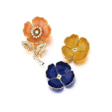 View full screen - View 1 of Lot 71. Clip émail et diamants | Enamel and diamond clip.