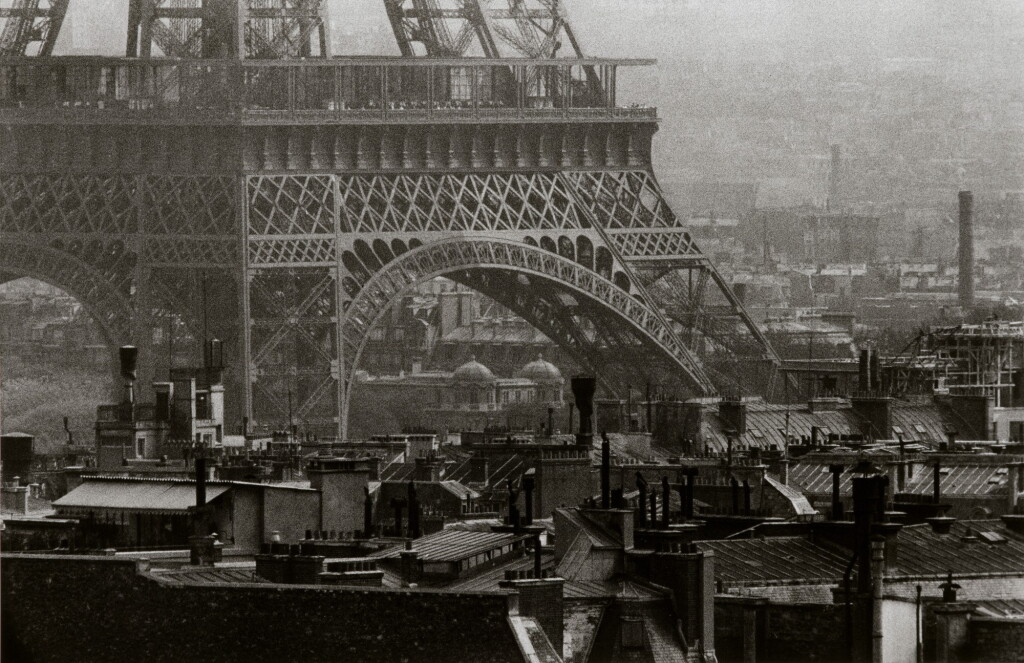全螢幕檢視 - 查看102 FRANK HORVAT | EIFFEL TOWER AND ROOF TOPS, PARIS 1956的1
