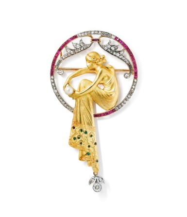 View full screen - View 1 of Lot 1. Masriera | Broche rubis, émeraudes, perle et diamants | Ruby, emerald, pearl and diamond brooch.