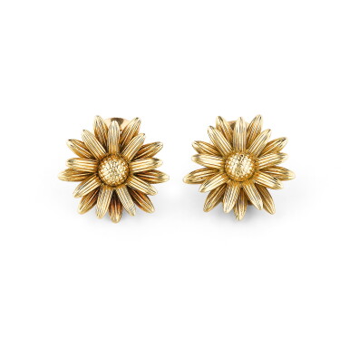 View full screen - View 1 of Lot 54. Paire de clips d'oreille or | Pair of gold ear clips.