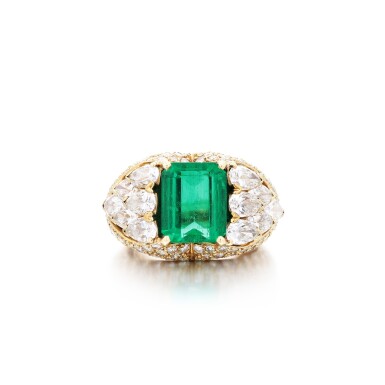 View full screen - View 1 of Lot 67. Bague émeraude et diamants | Emerald and diamond ring.