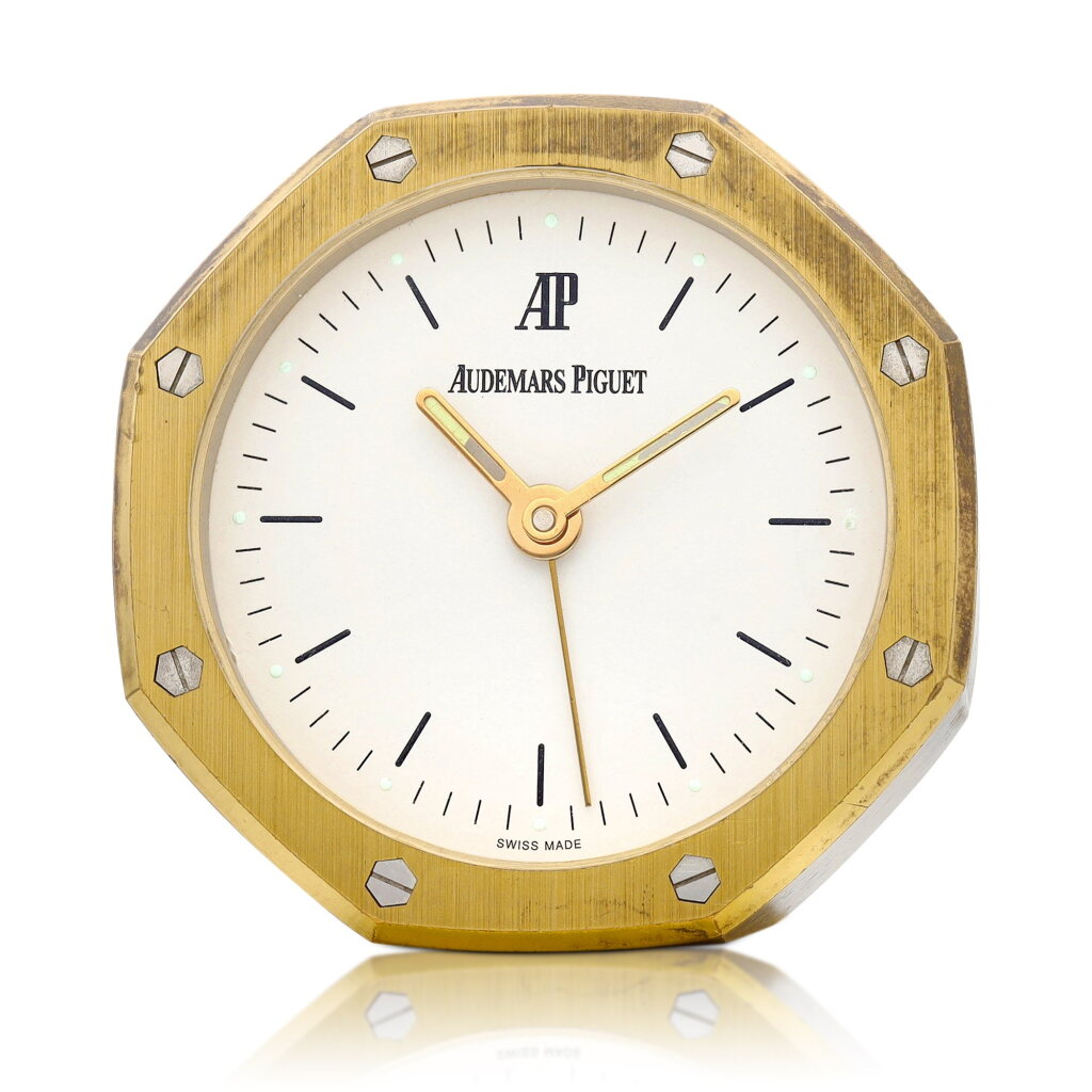 View full screen - View 1 of Lot 8174. Royal Oak | A gilt brass desk clock, Circa 1997 | 愛彼 | 皇家橡樹系列 鍍金銅製座鐘,約1997年製.