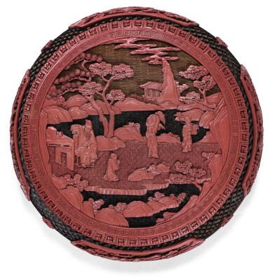 View full screen - View 1 of Lot 138. GRANDE BOÎTE COUVERTE EN LAQUE TRICOLORE DYNASTIE QING, ÉPOQUE QIANLONG | 清乾隆 剔彩人物故事圖圓蓋盒 | A large carved three-colour lacquer box and cover, Qing Dynasty, Qianlong period.