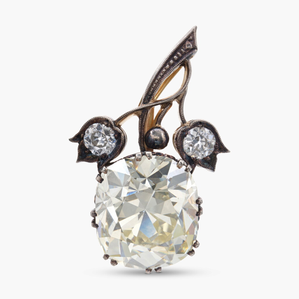 View full screen - View 1 of Lot 559. Fancy Light Yellow Diamond Pendant.