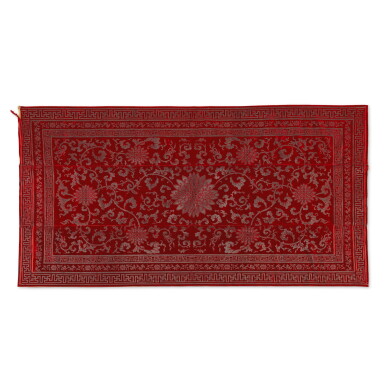 Voir en plein écran - Voir 1 du lot 975. A large red-ground cut-velvet and metallic thread 'lotus' kang cover, Qing dynasty, 18th / 19th century | 清十八 / 十九世紀 紅地纏枝蓮紋漳絨炕毯.