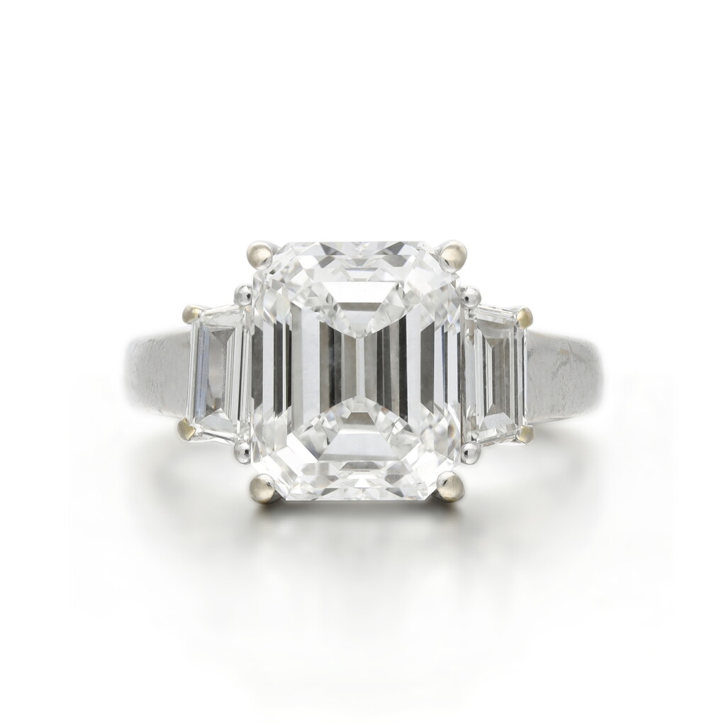 View full screen - View 1 of Lot 182. Diamond ring.