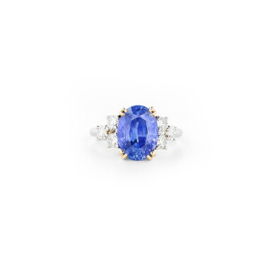 View full screen - View 1 of Lot 95. BAGUE SAPHIR À CHANGEMENT DE COULEUR ET DIAMANTS | COLOUR CHANGE SAPPHIRE AND DIAMOND RING.