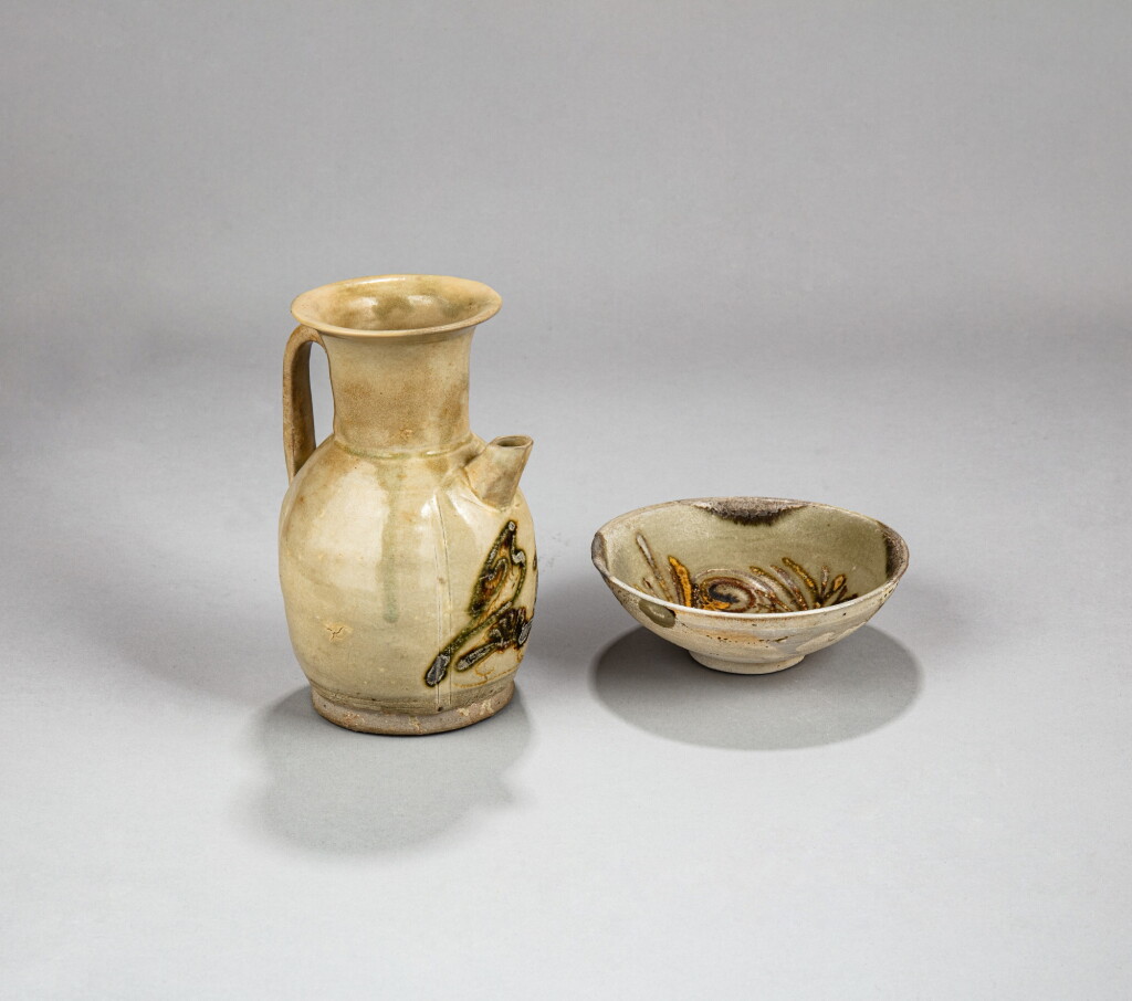 View full screen - View 1 of Lot 11. A 'Changsha' painted ‘floral’ bowl and a 'Changsha' painted ‘bird’ ewer, Tang dynasty | 唐 長沙窰花卉紋盌及長沙窰黃釉鳥紋執壺一組兩件.
