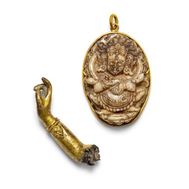 View full screen - View 1 of Lot 43. Médaillon de Mahakala en os sculpté et un bras de divinité en alliage de cuivre doré Tibet, XVIIIE-XIXE siècle | 西藏 十八至十九世紀 骨雕佛牌 及 鎏金銅合金佛像手臂殘件 | A carved bone medallion of Mahakala and a gilt copper-alloy arm of a divinity, Tibet, 18th-19th century.