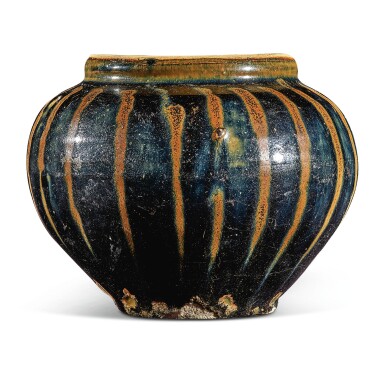 View full screen - View 1 of Lot 105. A russet-painted black-glazed jar, Northern Song / Jin dynasty | 北宋 / 金 黑釉醬斑罐.