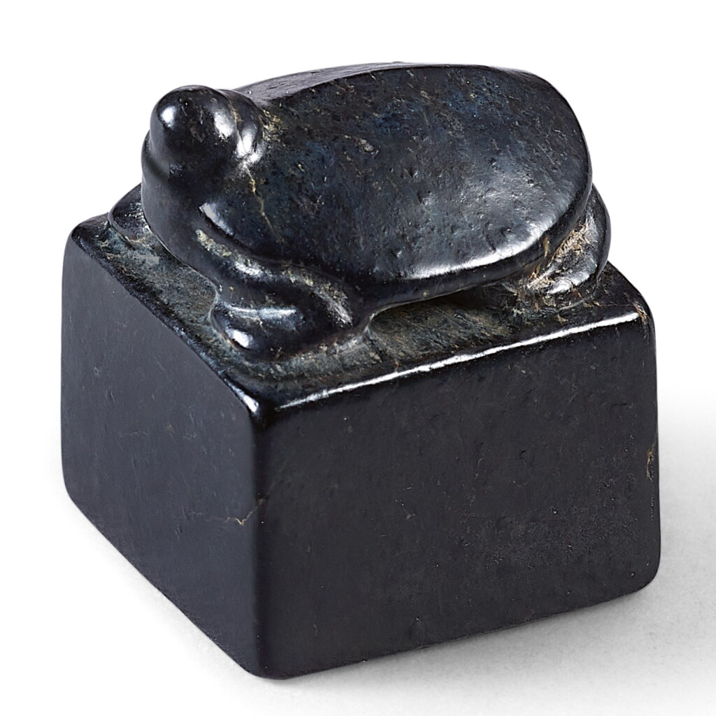 View full screen - View 1 of Lot 81. A BLACK JADE 'TURTLE' SEAL SIX DYNASTIES | 六朝 墨玉龜鈕方印.