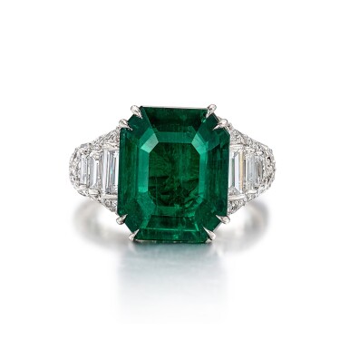 View full screen - View 1 of Lot 1739. Emerald and Diamond Ring | 寶格麗 | 5.54克拉 天然「哥倫比亞」無油祖母綠 配 鑽石 戒指.