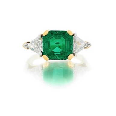 View full screen - View 1 of Lot 81. Van Cleef & Arpels | Bague émeraude et diamants | Emerald and diamond ring.