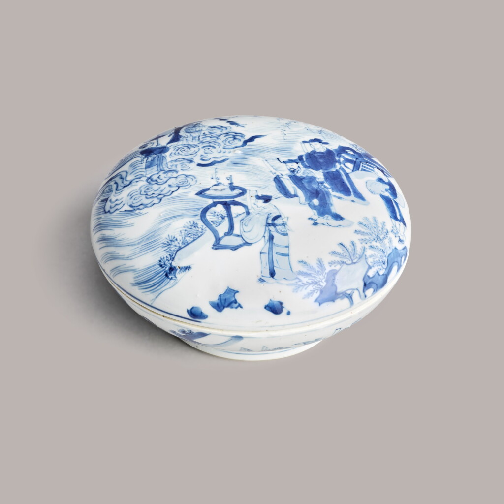View full screen - View 1 of Lot 305. A blue and white circular box and cover Qing dynasty, Kangxi period | 清康熙 青花高士圖圓蓋盒.