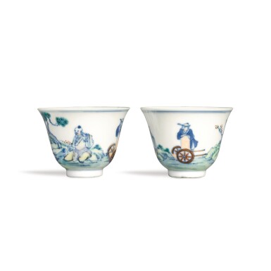 View full screen - View 1 of Lot 186. A PAIR OF DOUCAI CUPS, QING DYNASTY, 19TH CENTURY | 清十九世紀 闘彩鬼谷子下山圖盃一對 《塵定軒》款.