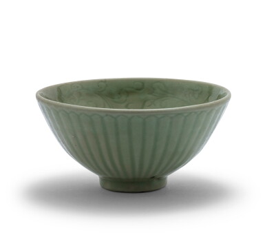 View full screen - View 1 of Lot 7. Bol 'Lotus' en grès céladon Longquan Dynastie Ming | 明 龍泉窰青釉外菊瓣内刻纏枝花卉紋盌 | A large Longquan celadon 'Lotus' bowl, Ming Dynasty.