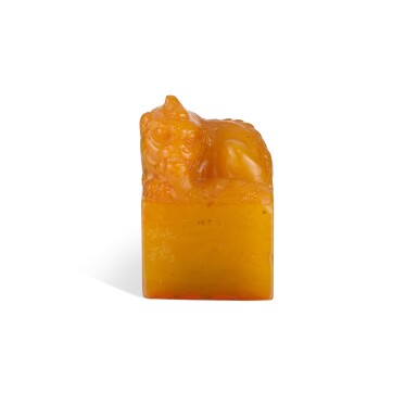 View full screen - View 1 of Lot 428. A small tianhuang 'mythical beast' seal | 田黃瑞獸鈕小印《叔孺》款.