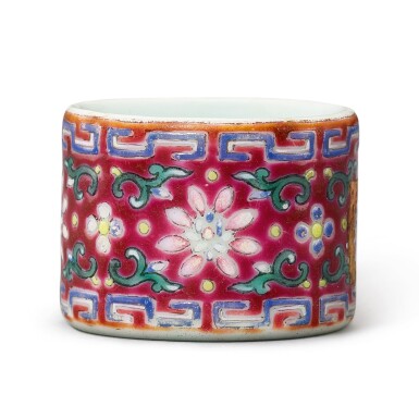 View full screen - View 1 of Lot 115. A RUBY-GROUND FAMILLE-ROSE THUMBRING QING DYNASTY, 18TH - 19TH CENTURY | 清十八至十九世紀 紫地粉彩番蓮紋扳指.